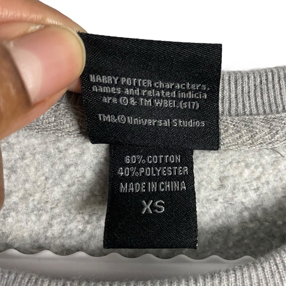 Universal Studios The Wizarding World of Harry Potter Gryffindor Sweatshirt - Picture 7 of 8